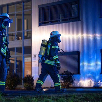 FW LK Neunkirchen: Großbrand in Wellesweiler Fitnessstudio