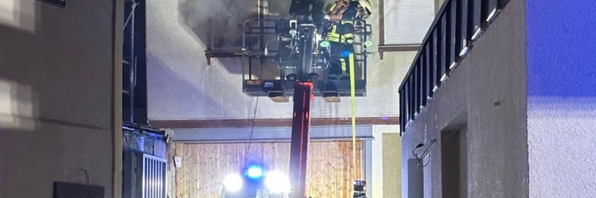 KFV-CW: Großbrand fordert Einsatzkräfte in Calwer Innenstadt - Zwei Leichtverletzte im Krankenhaus behandelt
