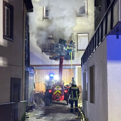KFV-CW: Großbrand fordert Einsatzkräfte in Calwer Innenstadt - Zwei Leichtverletzte im Krankenhaus behandelt