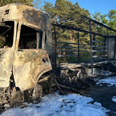 FW Speyer: LKW-Vollbrand auf der A61 - Fahrer unverletzt, Böschung und Waldfläche in Brand