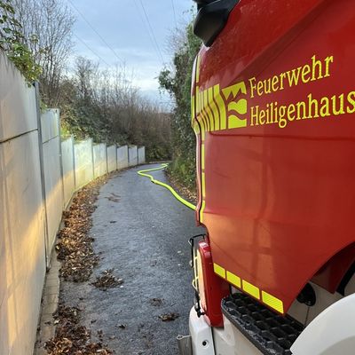 FW-Heiligenhaus: Gartenlaube in Kleingartenanlage brennt - Feuerwehr verhindert Übergreifen auf weiteres Gebäude