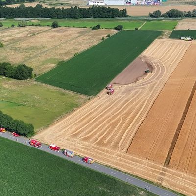 FW Alpen: Flächenbrand bei Erntearbeiten