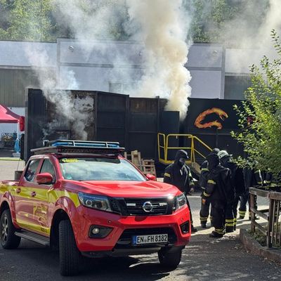 FW-EN: Feuerwehr Herdecke trainiert realistische Brandeinsätze in einem Übungscontainer - Hygienekonzept wird beübt