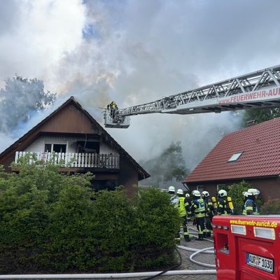 FW-AUR: Einfamilienhaus in Flammen