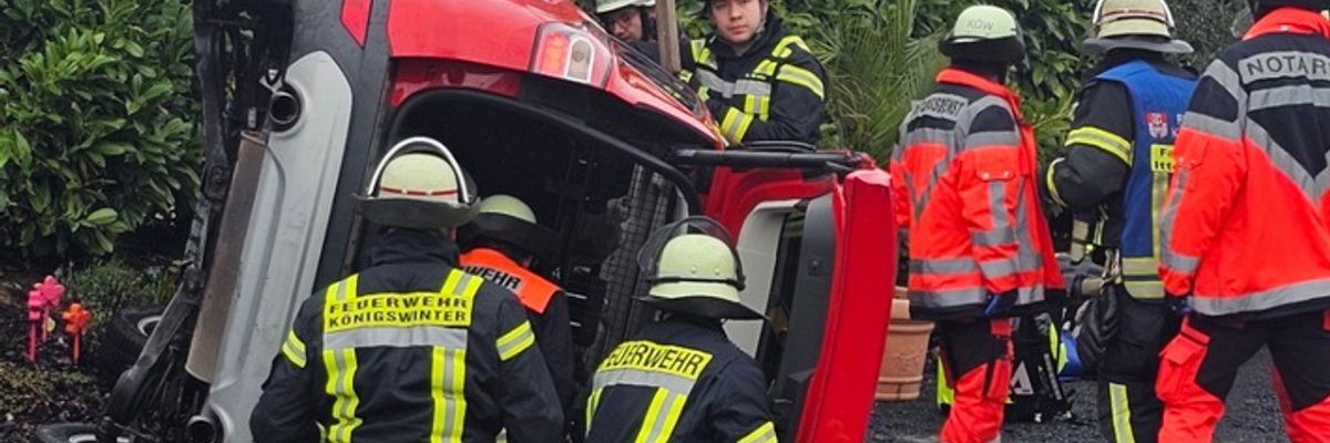 FW Königswinter: Feuerwehr befreit eingeschlossene Autofahrerin auf Parkplatz
