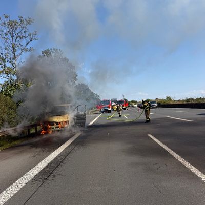 FW Meerbusch: PKW in Vollbrand auf der A52. Trotz Absperrmaßnahmen mit gefährlichen Situationen für die Einsatzkräfte