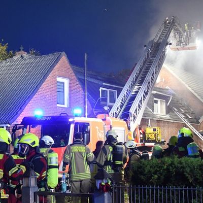 FW-PI: Hasloh: Komplizierte Löscharbeiten in Mehrfamilienhaus