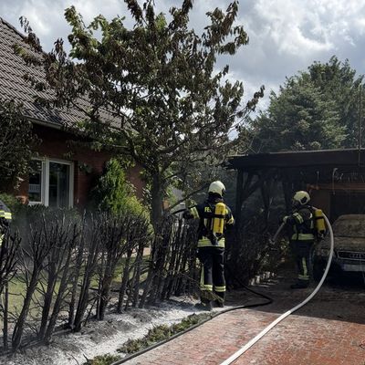 FW-AUR: Gebüschfeuer greift auf Unterstand über