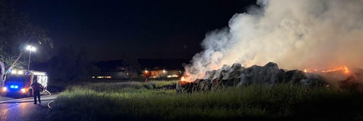 FW Reichenau: Brand von mehreren hundert Riedballen fordert Feuerwehr über 24 Stunden - 19.08.2026