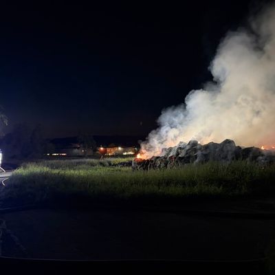 FW Reichenau: Brand von mehreren hundert Riedballen fordert Feuerwehr über 24 Stunden - 19.08.2026