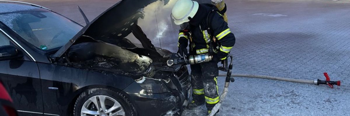 FW-ROW: Pkw gerät in Brand - eine Person verletzt