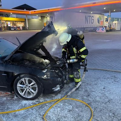 FW-ROW: Pkw gerät in Brand - eine Person verletzt