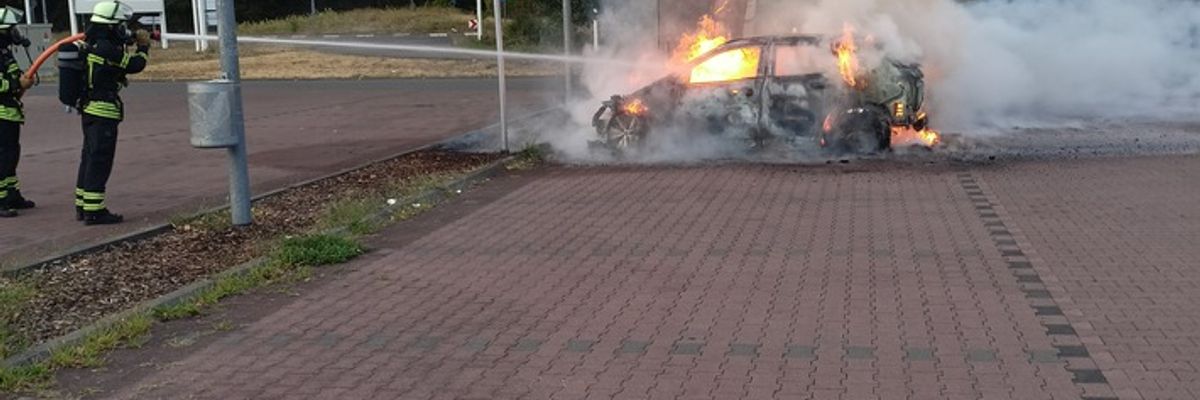 FW Speyer: Brand eines Elektrofahrzeugs an einer Ladesäule