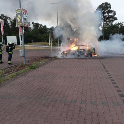 FW Speyer: Brand eines Elektrofahrzeugs an einer Ladesäule