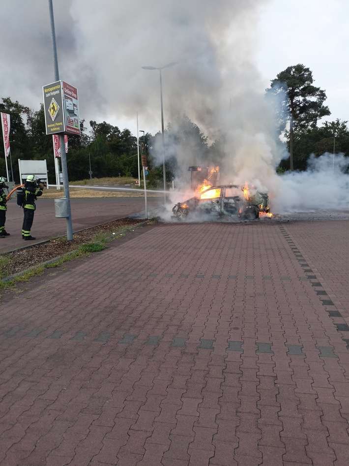 FW Speyer: Brand eines Elektrofahrzeugs an einer Ladesäule