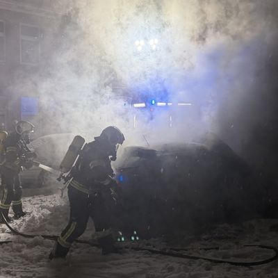FW-AUR: Fahrzeugbrand in dichtem Schneetreiben bekämpft