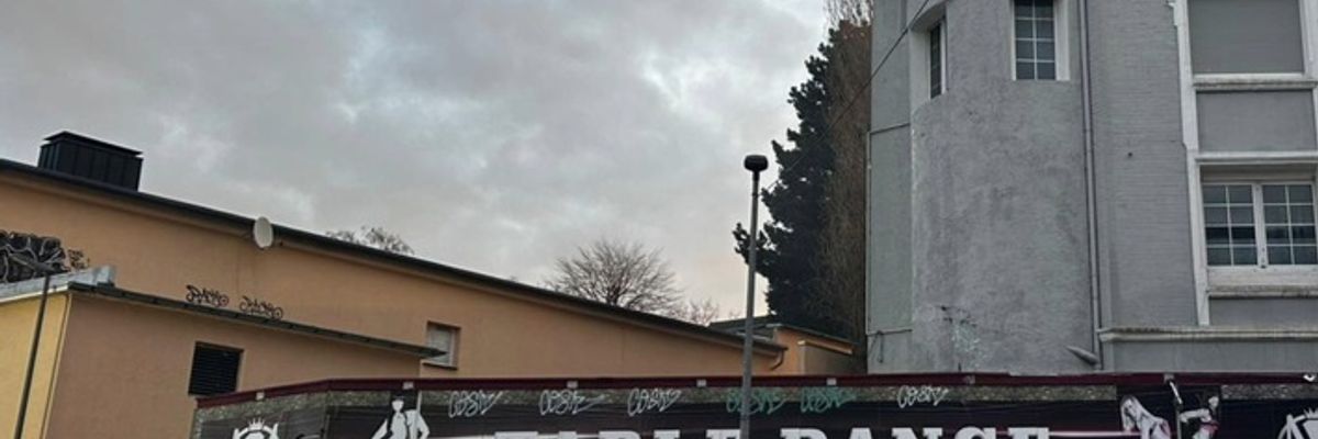 FW-RE: Abschlussmeldung: Brand in ehem. Table-Dance-Bar - keine Verletzten - Feuerwehr im Großeinsatz