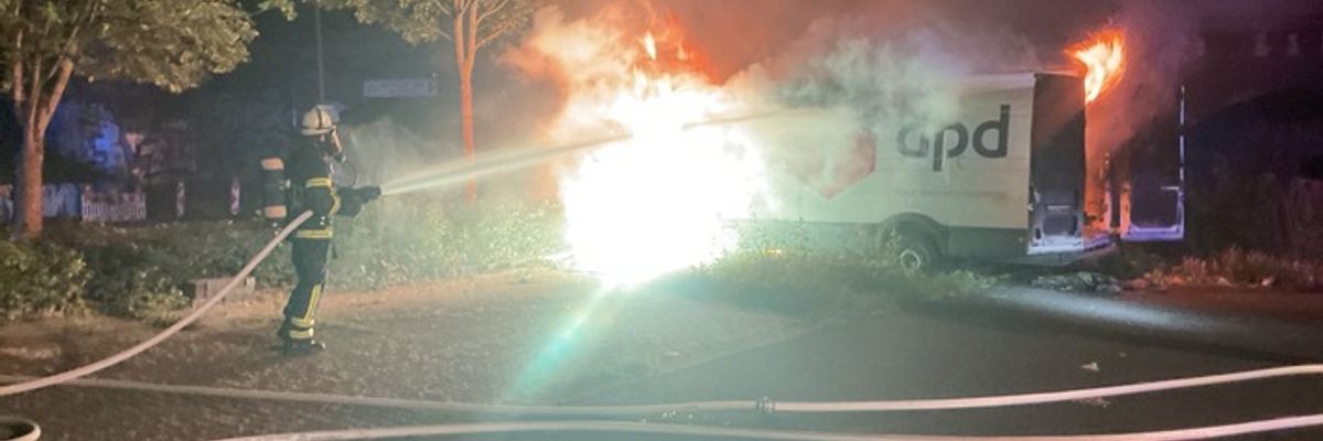 FW-DO: Lieferwagen steht in Vollbrand