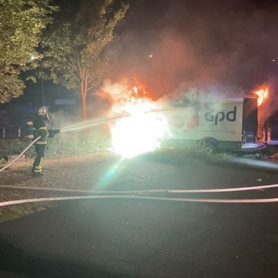 FW-DO: Lieferwagen steht in Vollbrand