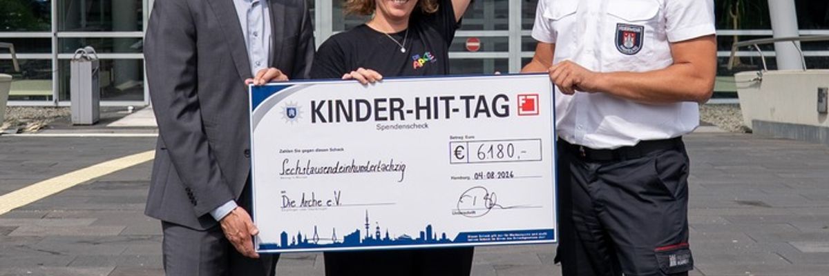 FW-HH: Nach dem Kinder-HIT-Tag - Polizei und Feuerwehr überreichen Spendenscheck