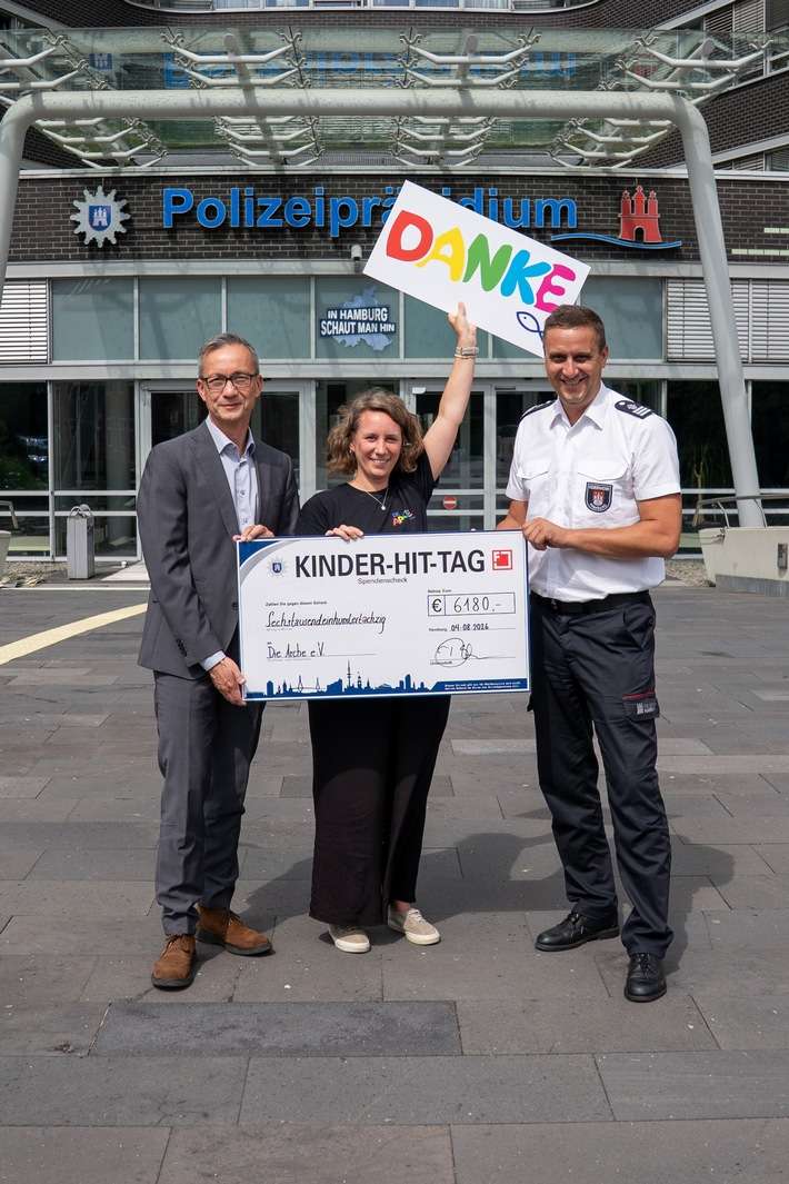 FW-HH: Nach dem Kinder-HIT-Tag - Polizei und Feuerwehr überreichen Spendenscheck