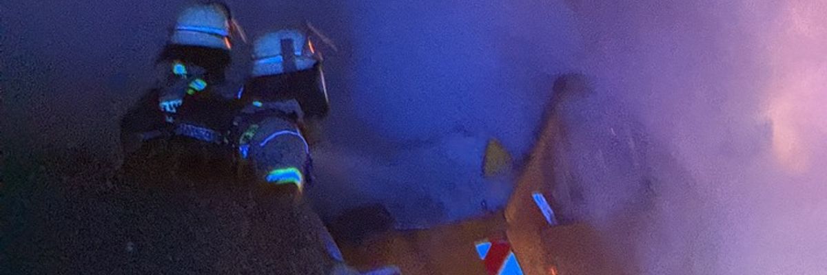 FW Weinheim: Feuerwehreinsatz in der Nacht: Brennender Container in Weinheim gelöscht