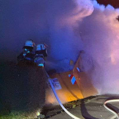 FW Weinheim: Feuerwehreinsatz in der Nacht: Brennender Container in Weinheim gelöscht