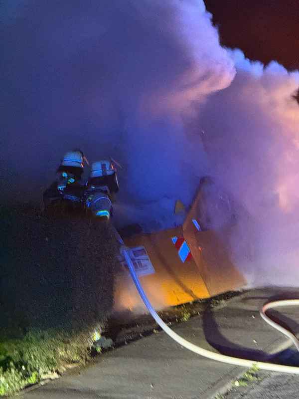 FW Weinheim: Feuerwehreinsatz in der Nacht: Brennender Container in Weinheim gelöscht