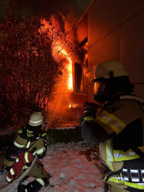 FW-HAAN: Grundschule Bollenberg: Brand zerstört Teile des Verwaltungsbereichs