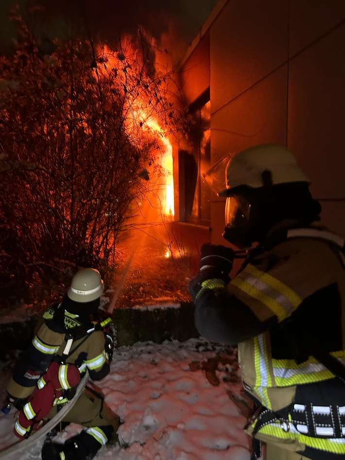 FW-HAAN: Grundschule Bollenberg: Brand zerstört Teile des Verwaltungsbereichs