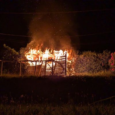 FW-PL: Ortsteil Eschen - Nächtlicher Brand einer Gartenhütte