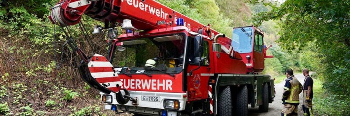 FW-E: Mit 18.000 Litern Propangas beladener Tanklastwagen drohte abzustürzen - aufwendige Bergungsmaßnahmen