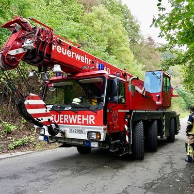 FW-E: Mit 18.000 Litern Propangas beladener Tanklastwagen drohte abzustürzen - aufwendige Bergungsmaßnahmen