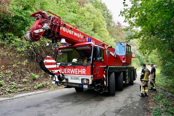 FW-E: Mit 18.000 Litern Propangas beladener Tanklastwagen drohte abzustürzen - aufwendige Bergungsmaßnahmen