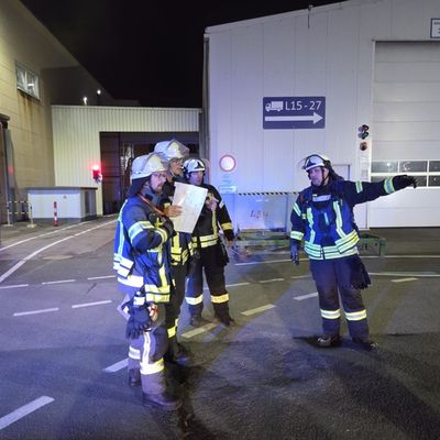 FW-AR: Löschzug Bruchhausen/Niedereimer trainiert Ernstfall mit Betriebsfeuerwehr