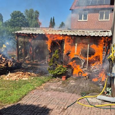 FW Südheide: Schuppenbrand greift auf Dachstuhl über-Feuerwehren in Hermannsburg im Großeinsatz