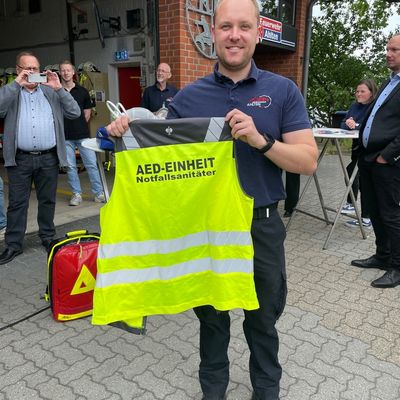 FW Lehrte: Neues AED-Gerät für die Freiwillige Feuerwehr Ahlten - die 2024 gegründete First Responder-Einheit hat sich bewährt