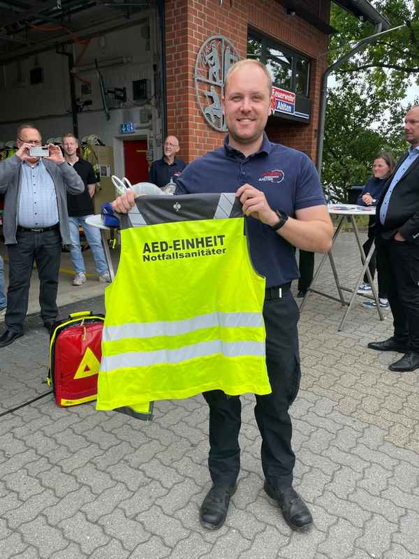 FW Lehrte: Neues AED-Gerät für die Freiwillige Feuerwehr Ahlten - die 2024 gegründete First Responder-Einheit hat sich bewährt