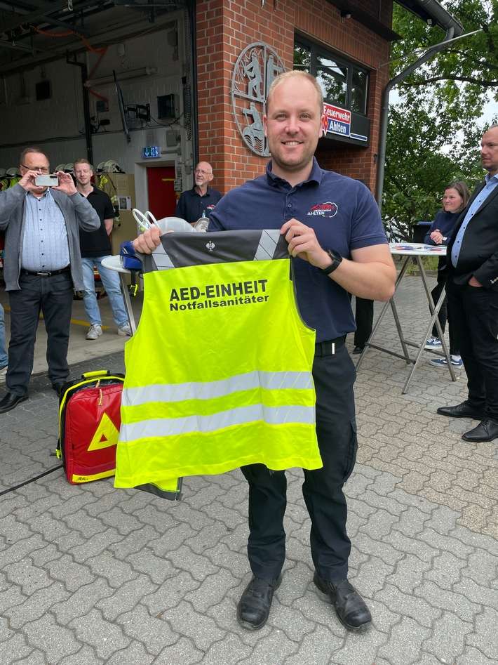 FW Lehrte: Neues AED-Gerät für die Freiwillige Feuerwehr Ahlten - die 2024 gegründete First Responder-Einheit hat sich bewährt