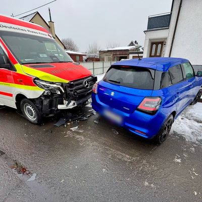 FW VG Westerburg: Rettungswagen prallt auf Einsatzfahrt mit PKW zusammen - drei Personen leicht verletzt