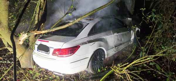 FW Bad Oeynhausen: Verkehrsunfall - Alleinunfall eines PKW
