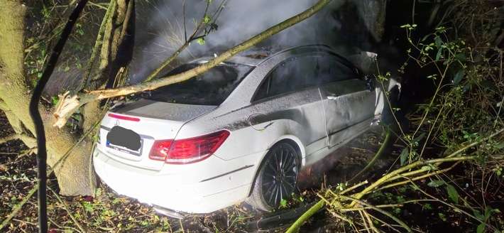 FW Bad Oeynhausen: Verkehrsunfall - Alleinunfall eines PKW