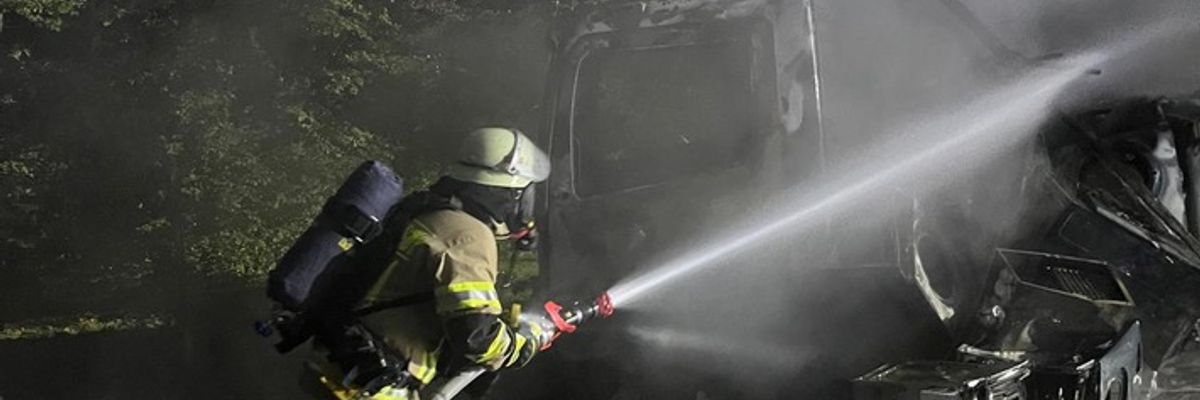 FW-RS: Feuerwehr löscht brennenden LKW