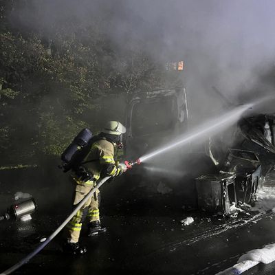 FW-RS: Feuerwehr löscht brennenden LKW