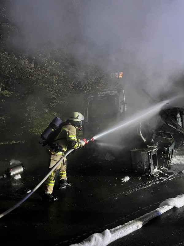 FW-RS: Feuerwehr löscht brennenden LKW