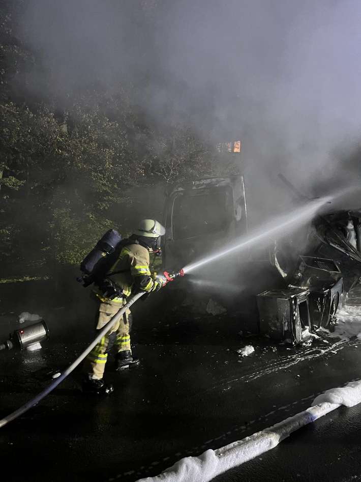 FW-RS: Feuerwehr löscht brennenden LKW