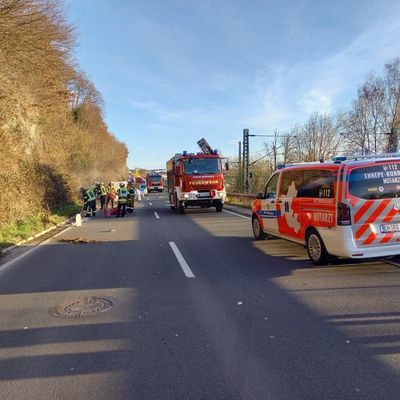 FW-EN: Mehrere Verletzte bei Verkehrsunfall - Handwerker stürzt am Abend Hang hinab
