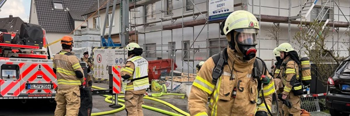 FW-GL: Brand im Dachstuhl eines Wohngebäudes in Refrath - keine Verletzten