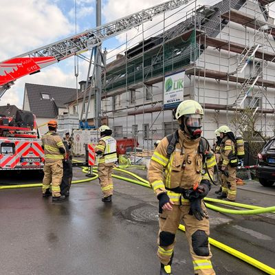 FW-GL: Brand im Dachstuhl eines Wohngebäudes in Refrath - keine Verletzten