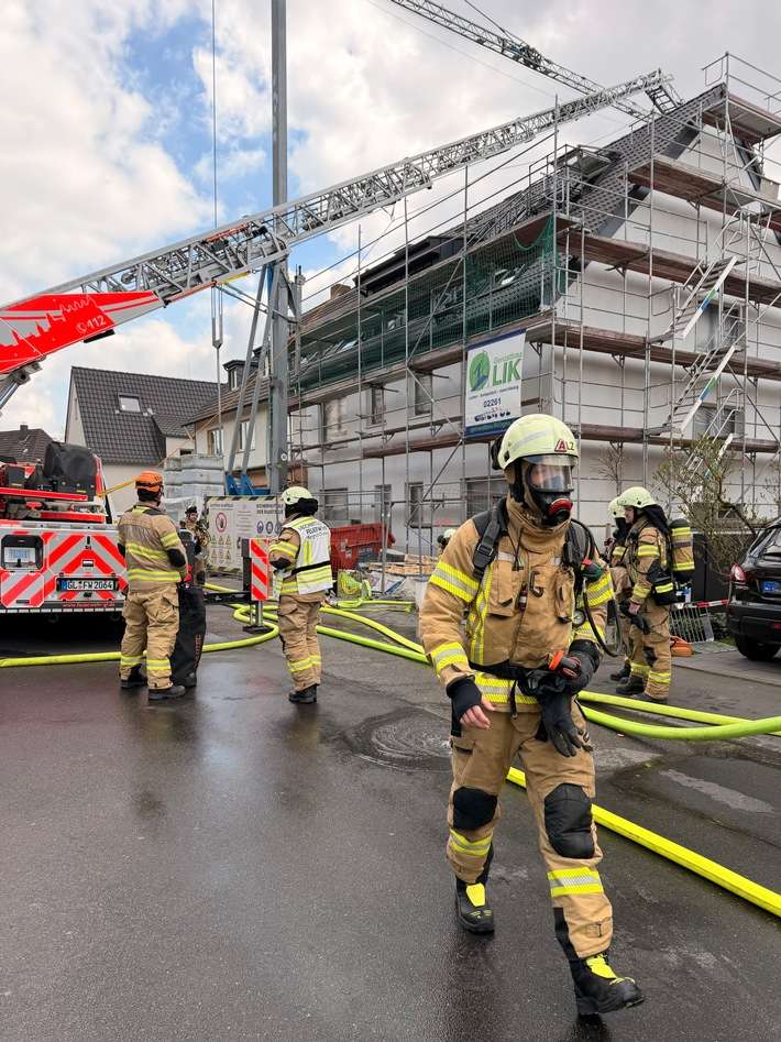 FW-GL: Brand im Dachstuhl eines Wohngebäudes in Refrath - keine Verletzten